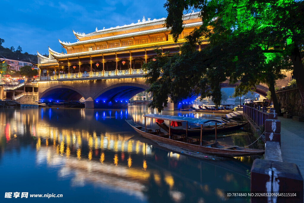古桥夜景 河畔灯火辉煌