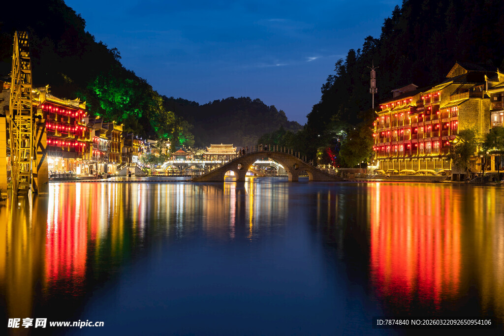 夜色中河畔璀璨灯火景观