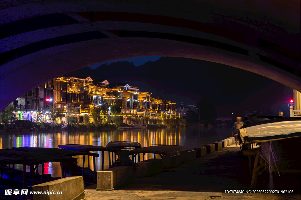 凤凰古城夜景璀璨迷人