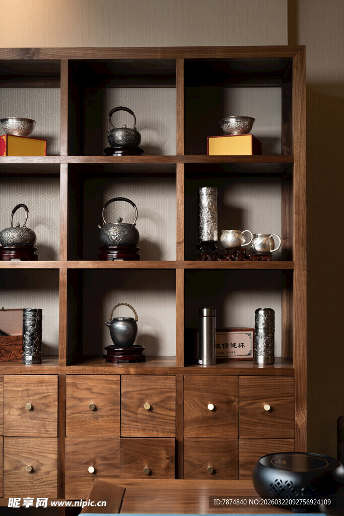 木质茶具柜陈列多样茶具