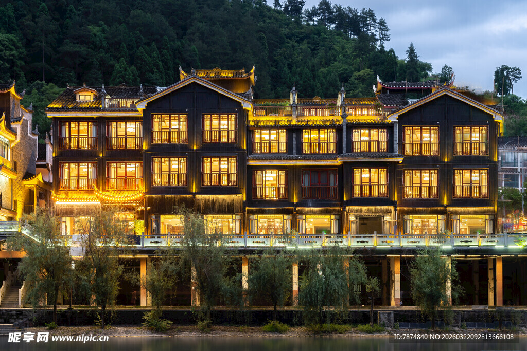 山间灯火璀璨的特色建筑