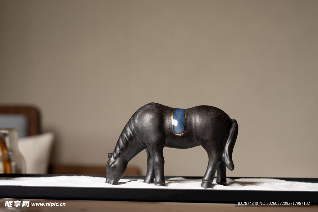 黑色骏马摆件 优雅姿态