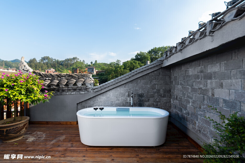 屋顶露台的浴缸惬意空间