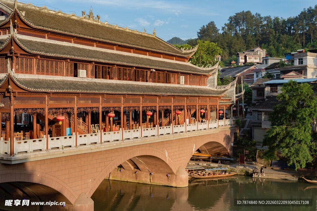古风廊桥横跨绿水河畔