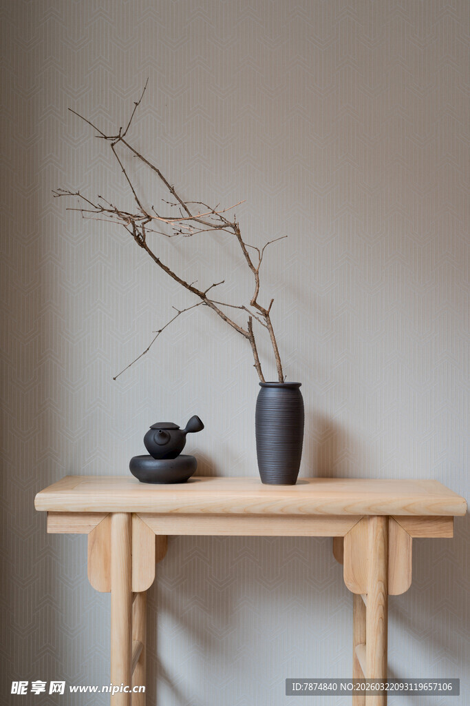 简约中式案几上的雅致摆件