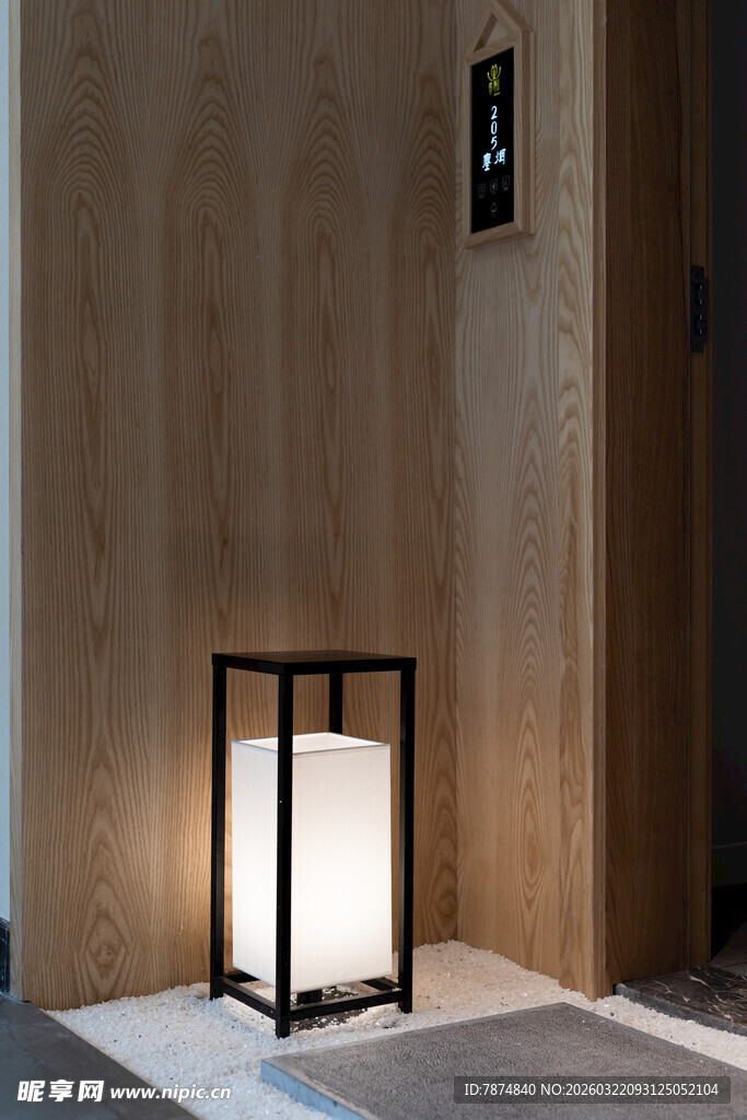 简约木质台灯营造温馨氛围