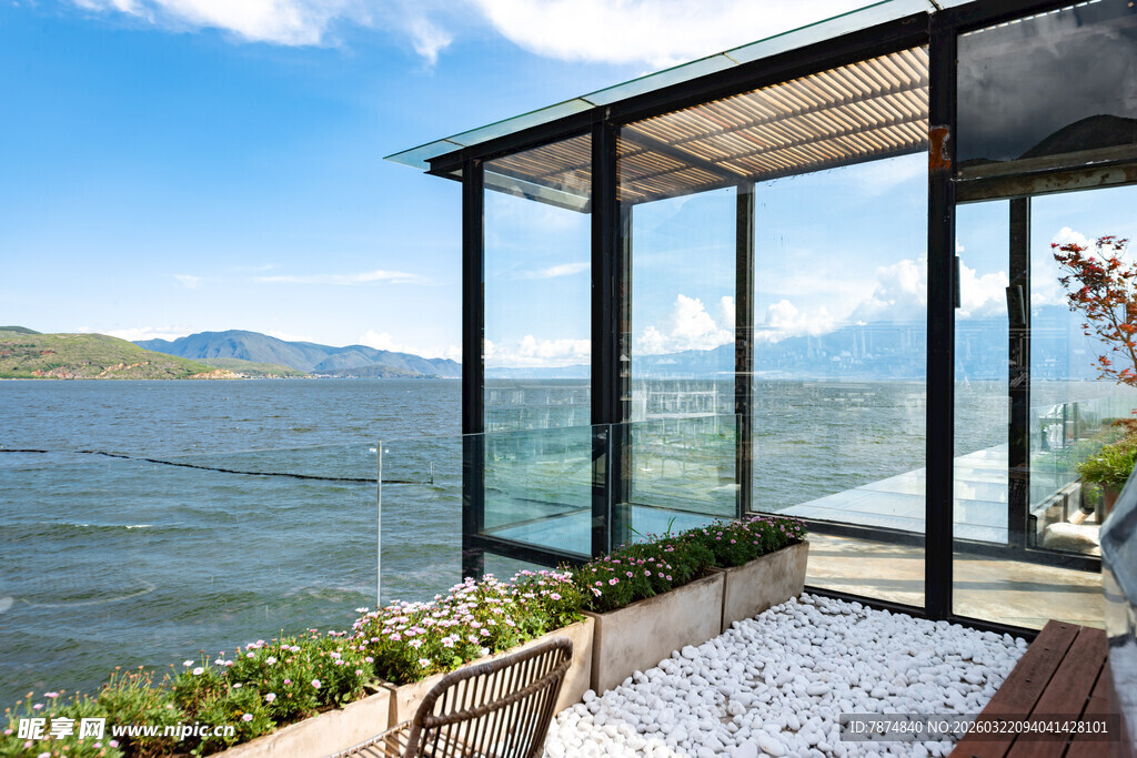 湖畔玻璃房露台惬意景致