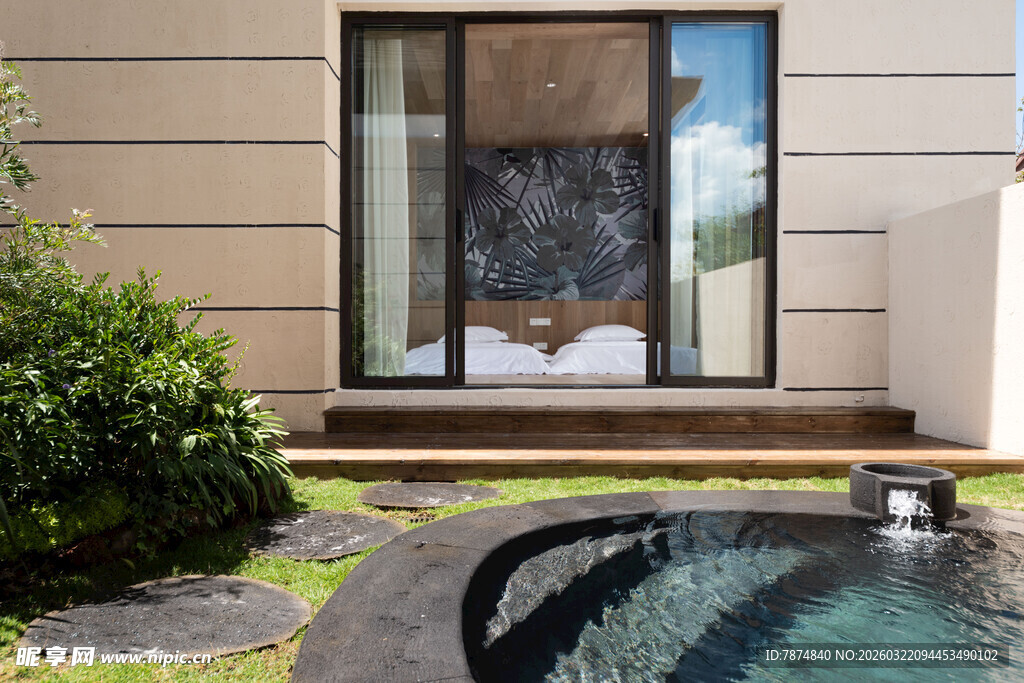 现代住宅旁的精致小泳池