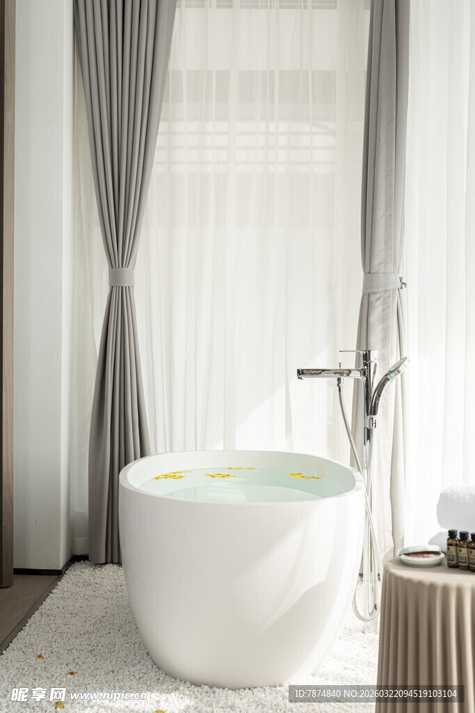 现代简约风格的舒适浴缸