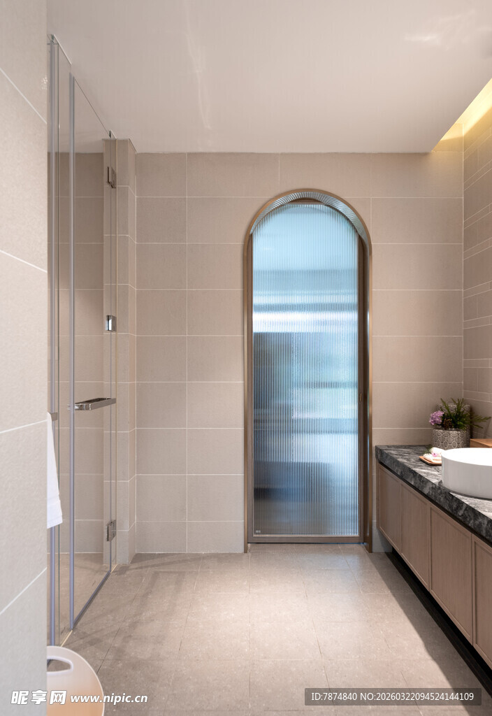 现代简约风浴室拱形窗设计