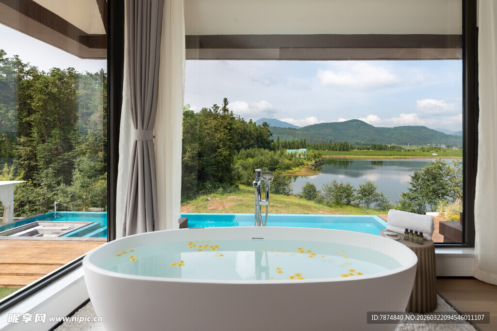 窗边浴缸赏山水美景