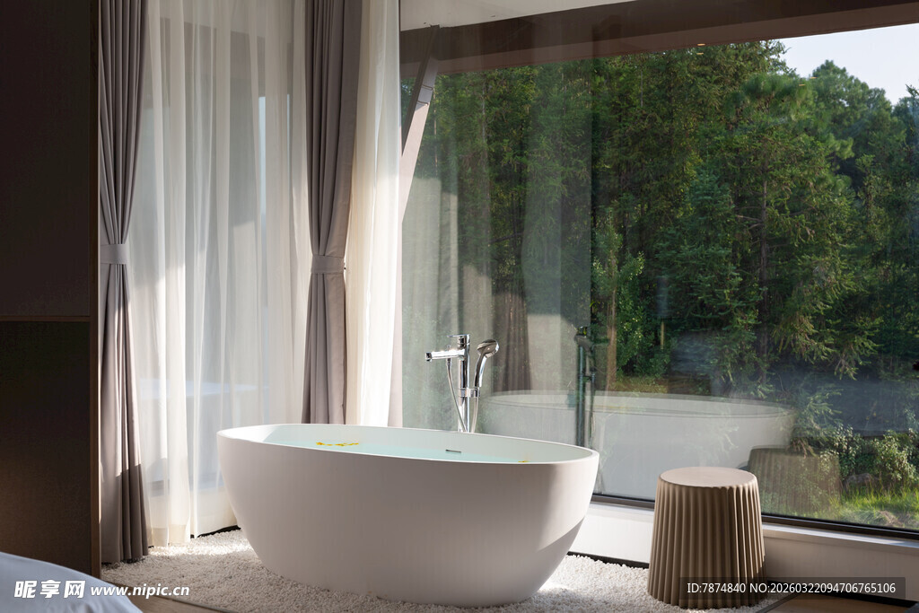 窗边优雅浴缸 自然美景相伴