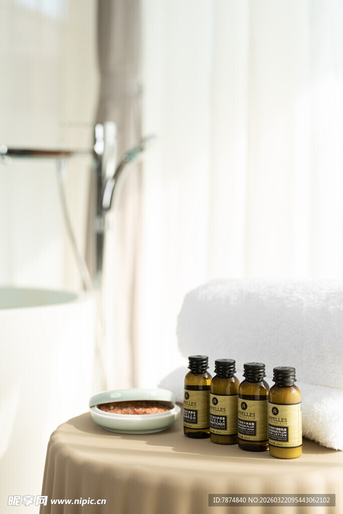 桌上摆放的芳香精油套装