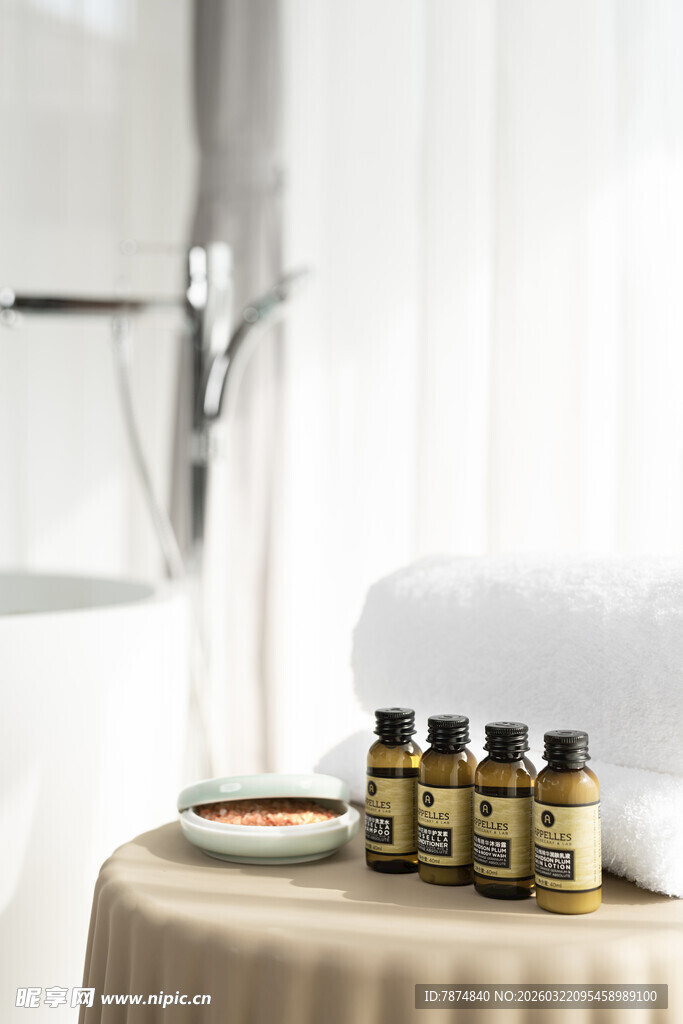 桌上摆放的多样精油瓶