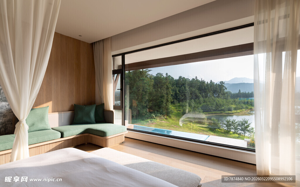 温馨卧室大窗揽自然美景