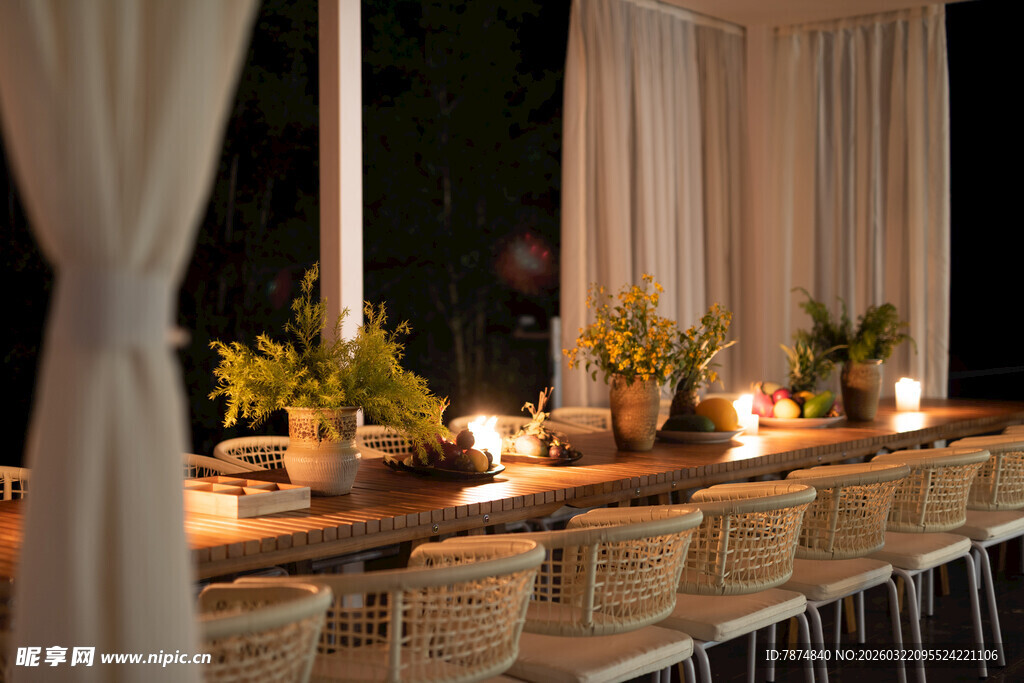 温馨户外长桌聚会场景