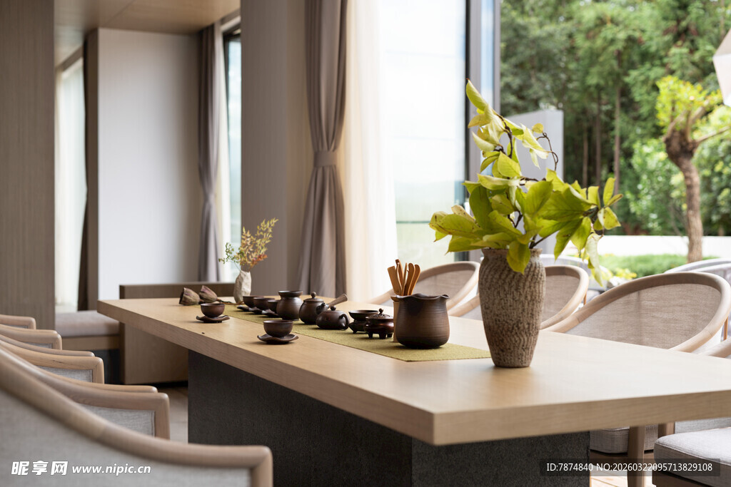 简约雅致的室内餐桌布置