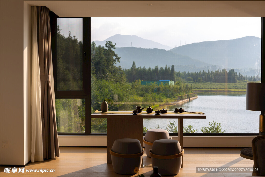 窗边赏景的惬意室内空间