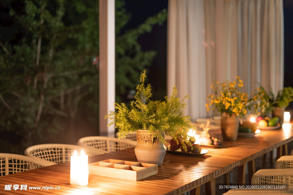 户外温馨烛光餐桌布置