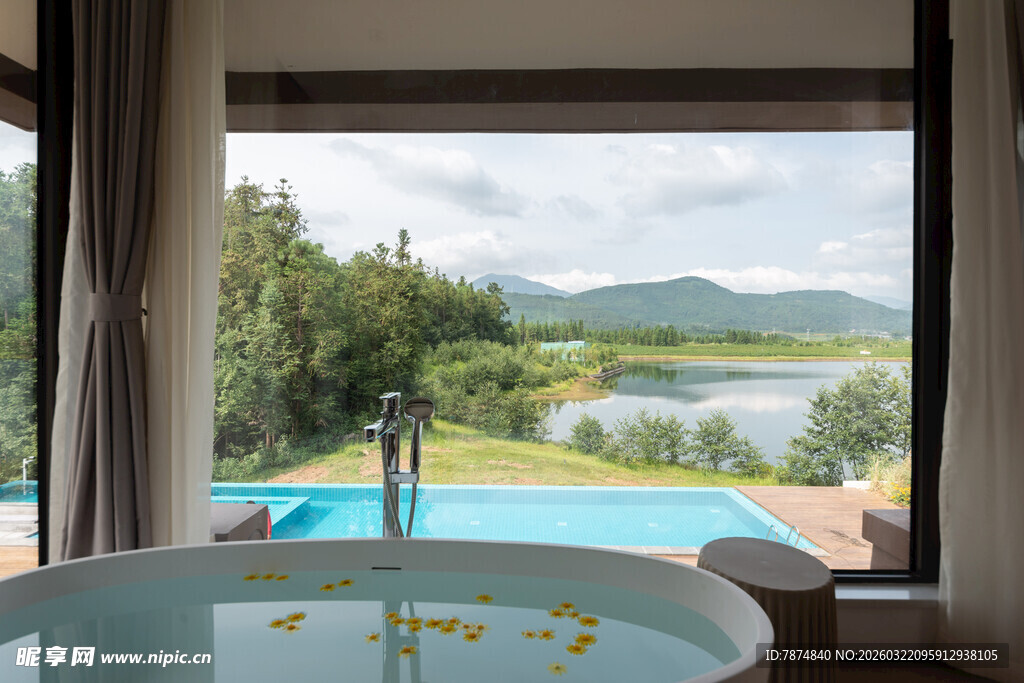 窗边浴缸赏湖景惬意时光