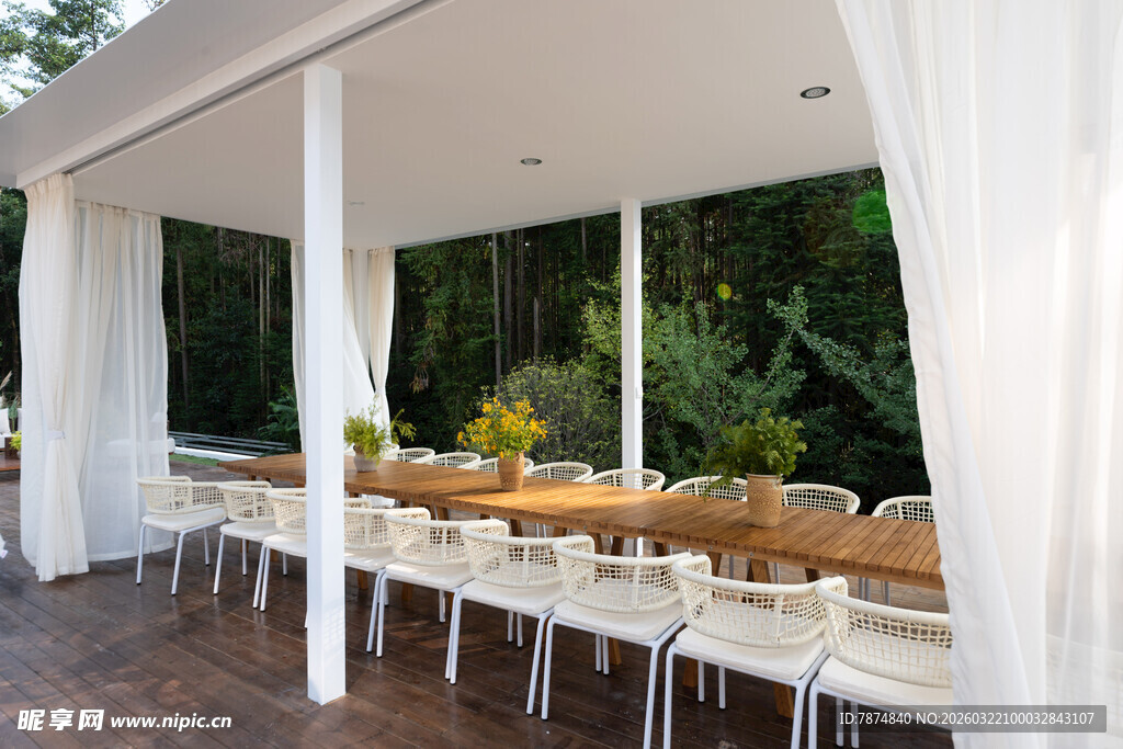 户外白色帷幔下的雅致长桌