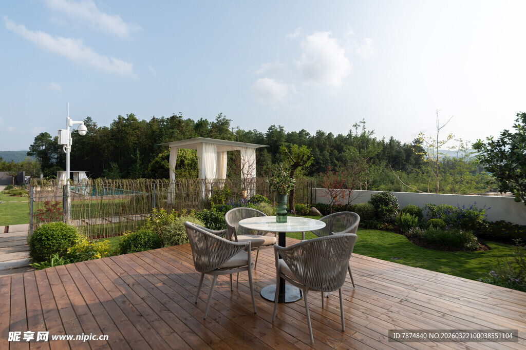 户外木质露台休闲空间