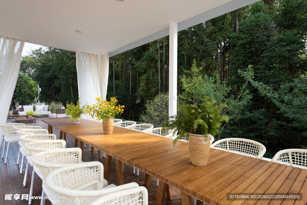 户外木质露台休闲桌椅场景