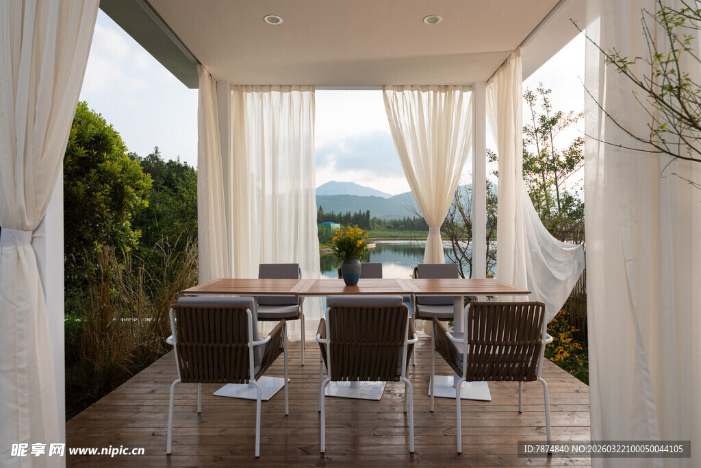 户外优雅露台用餐空间