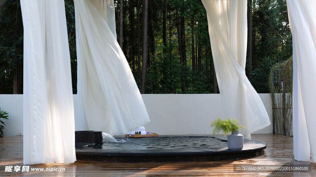 户外白色帷幔下的静谧空间