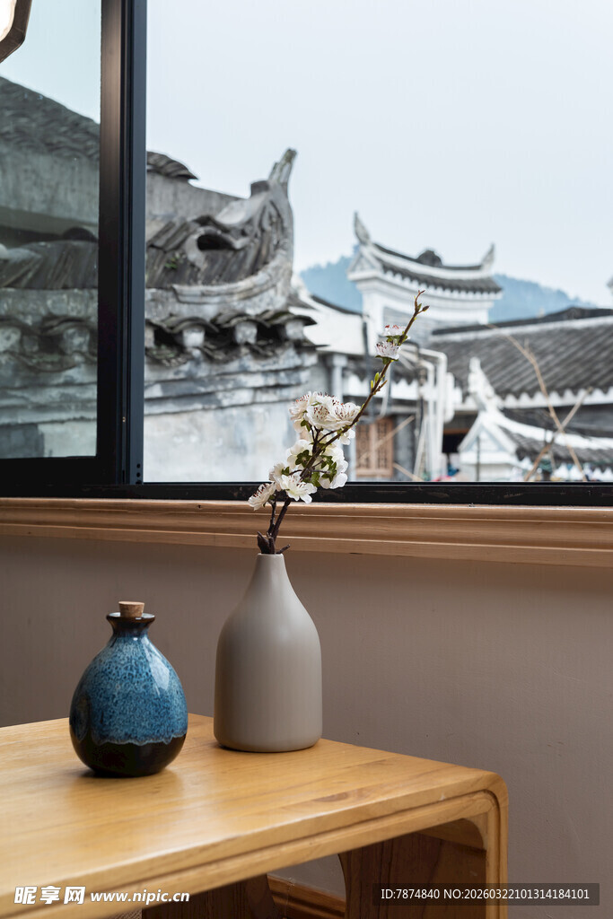 窗边中式摆件与古建筑景观
