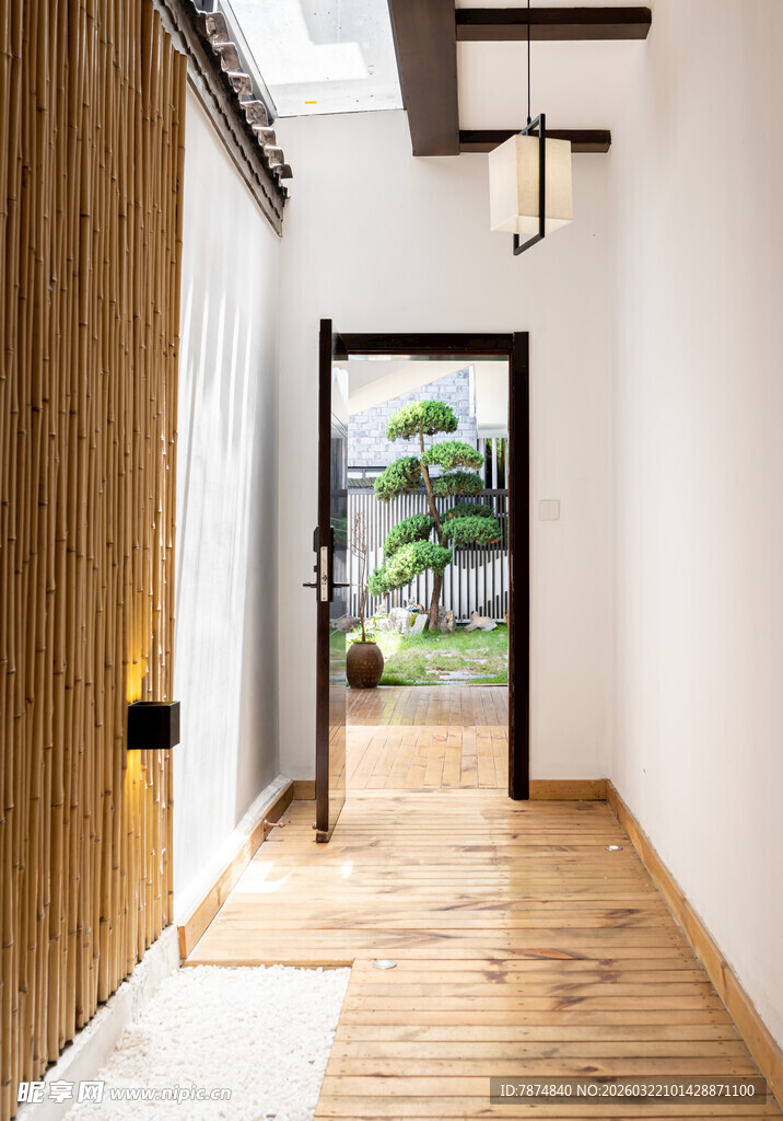 木质走廊通向绿意景致