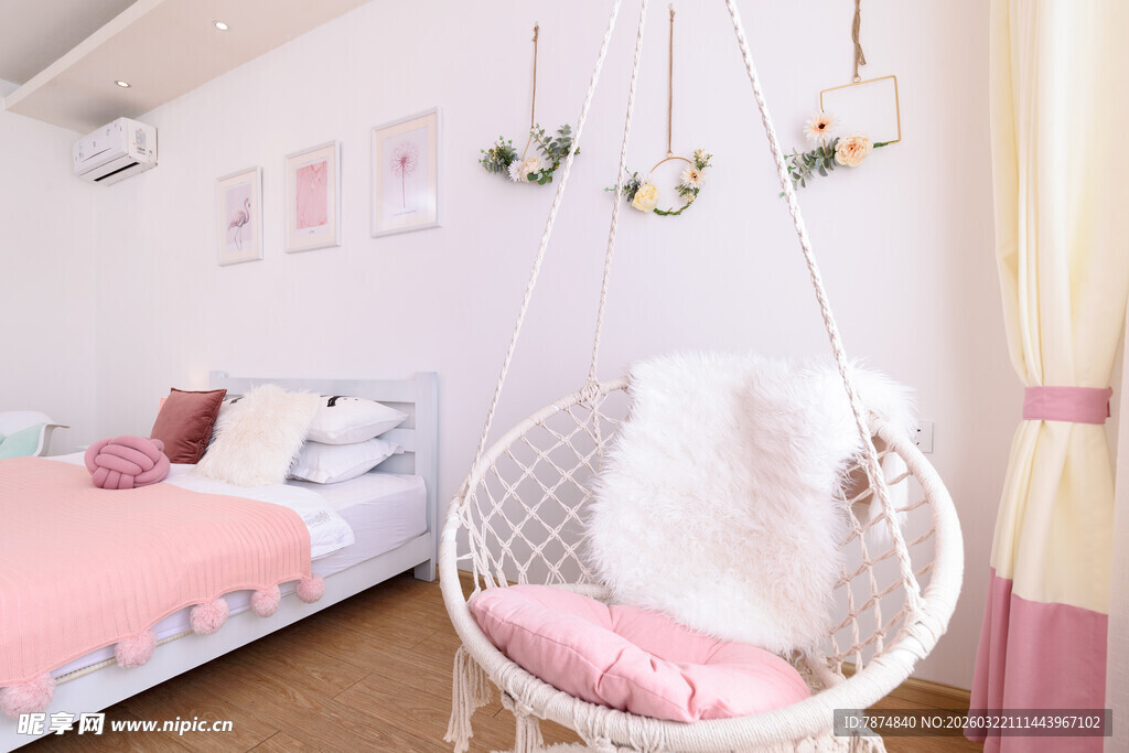 温馨粉色系儿童房一角