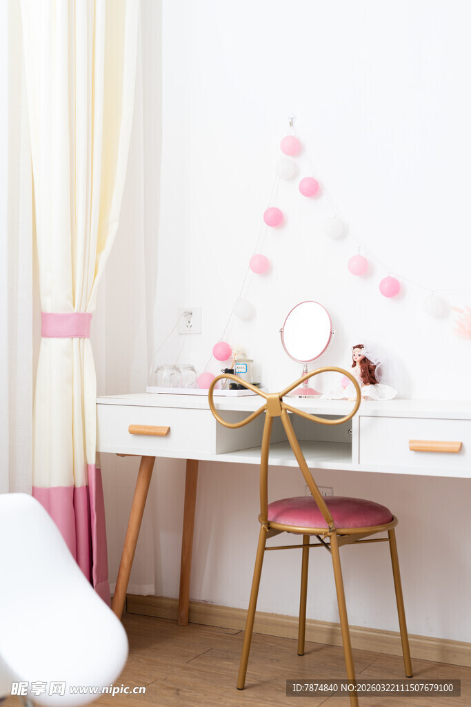 简约粉色系化妆桌布置