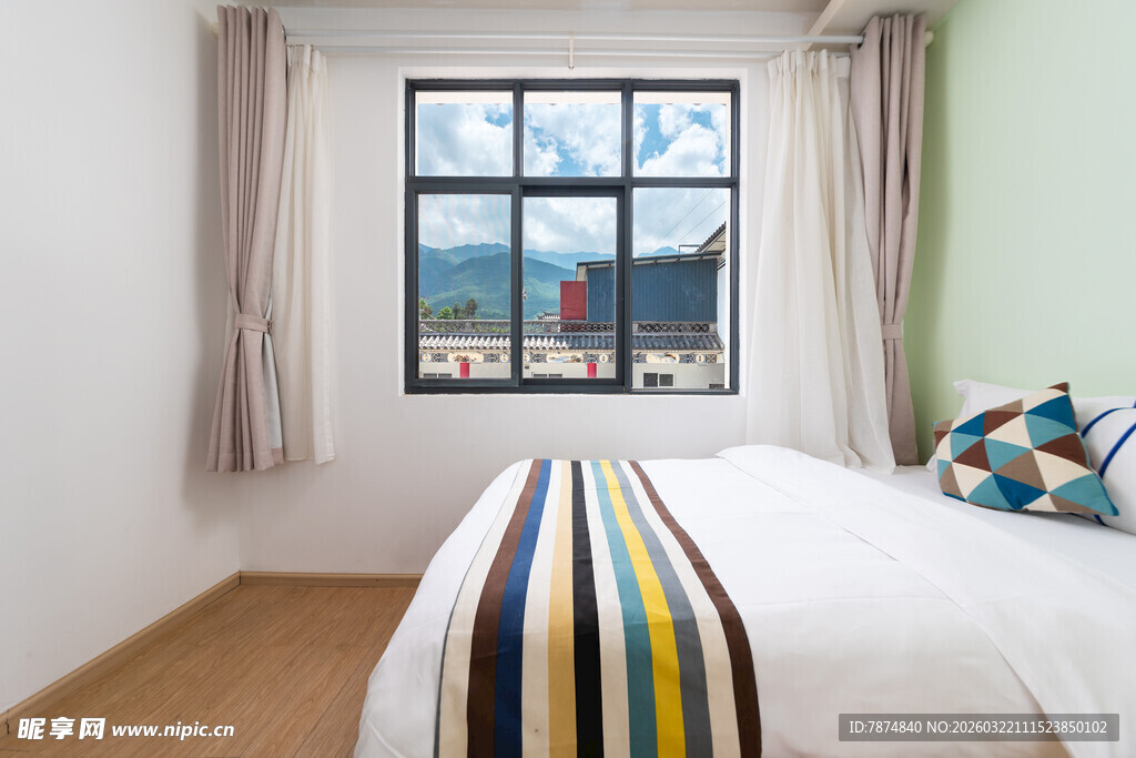 简约卧室窗边舒适床铺