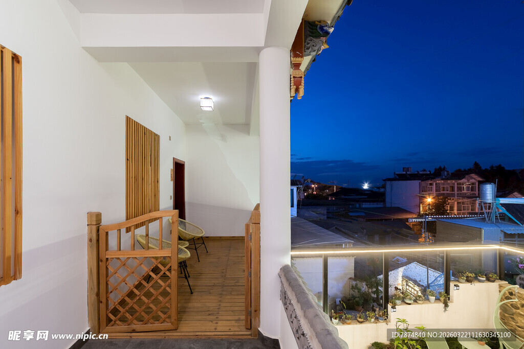 夜晚中的温馨阳台景观