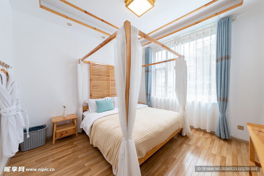 简约风温馨木质卧室空间