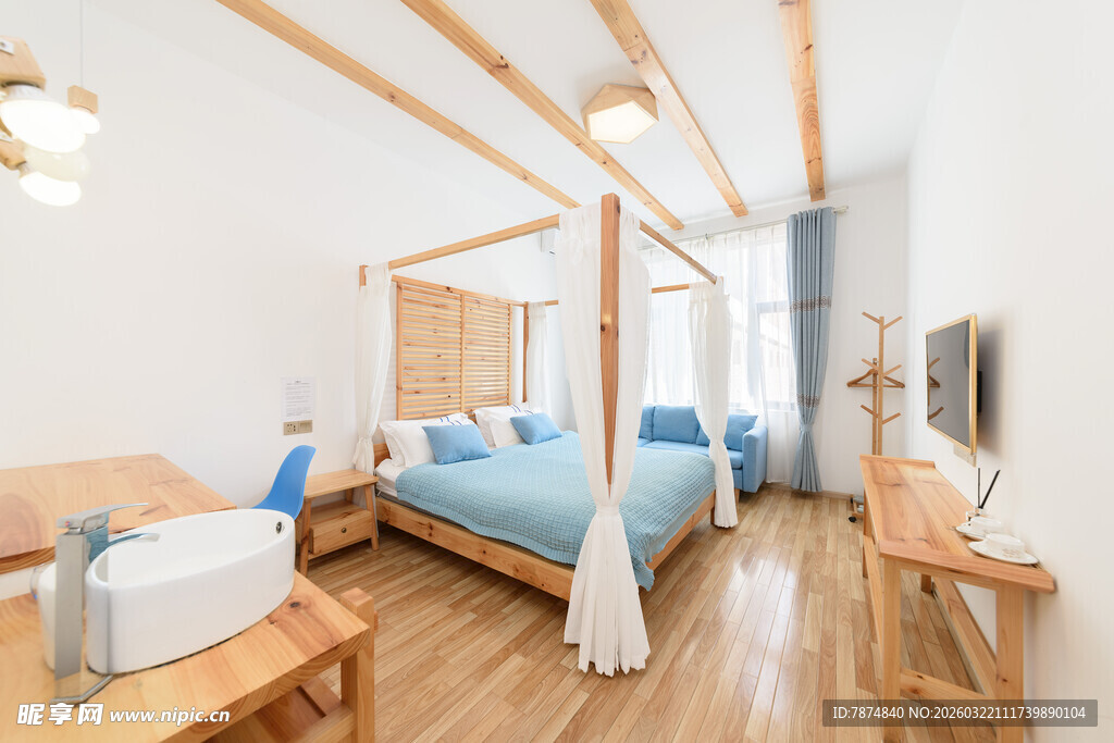 简约木质风温馨卧室空间