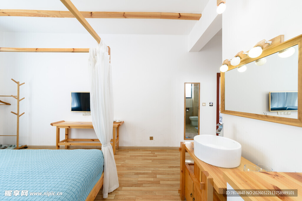 简约木质风温馨卧室空间