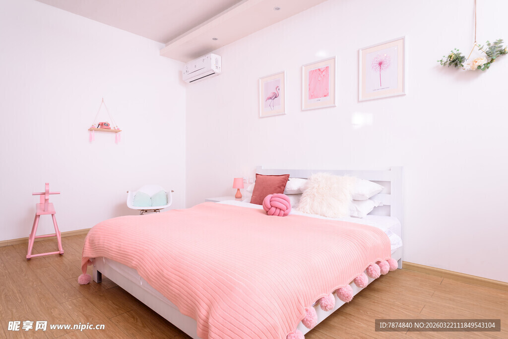 粉色温馨儿童卧室一角