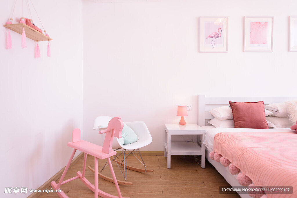 粉色系温馨儿童卧室一角