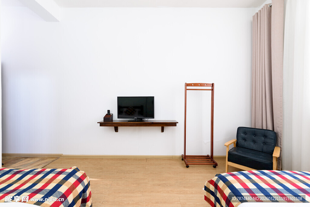 简约卧室 温馨条纹床铺