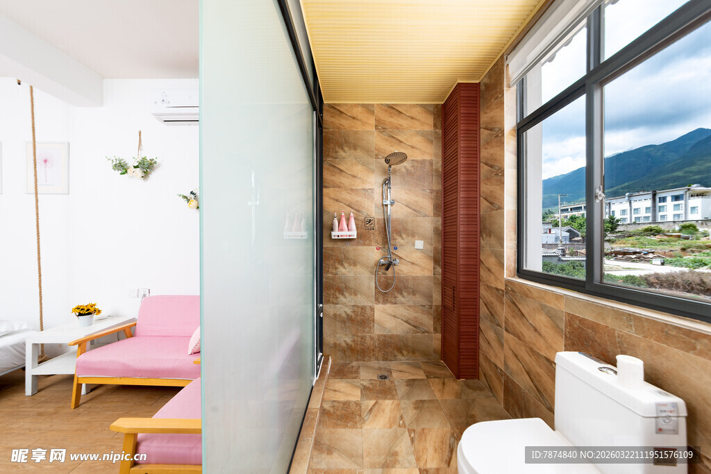 现代风格浴室与窗边空间