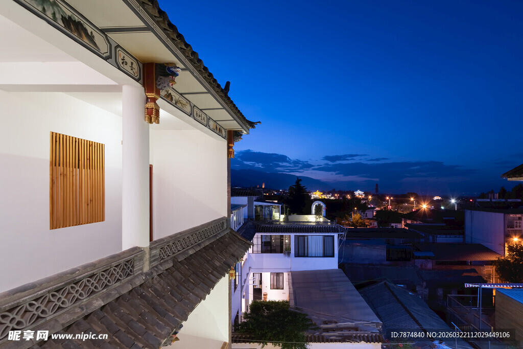 夜幕下的传统建筑景致