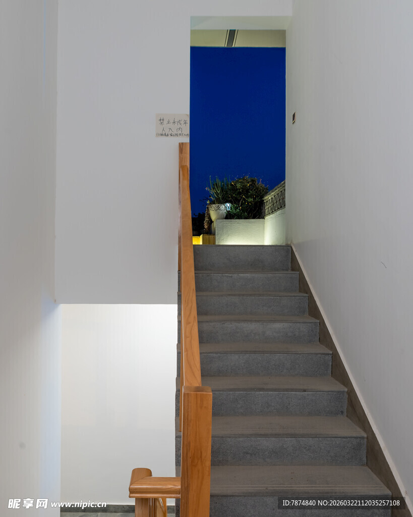 现代简约风室内木质楼梯