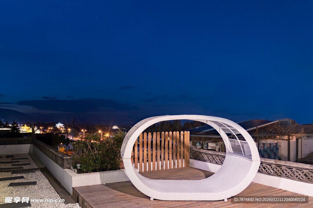 屋顶上的创意白色环形座椅