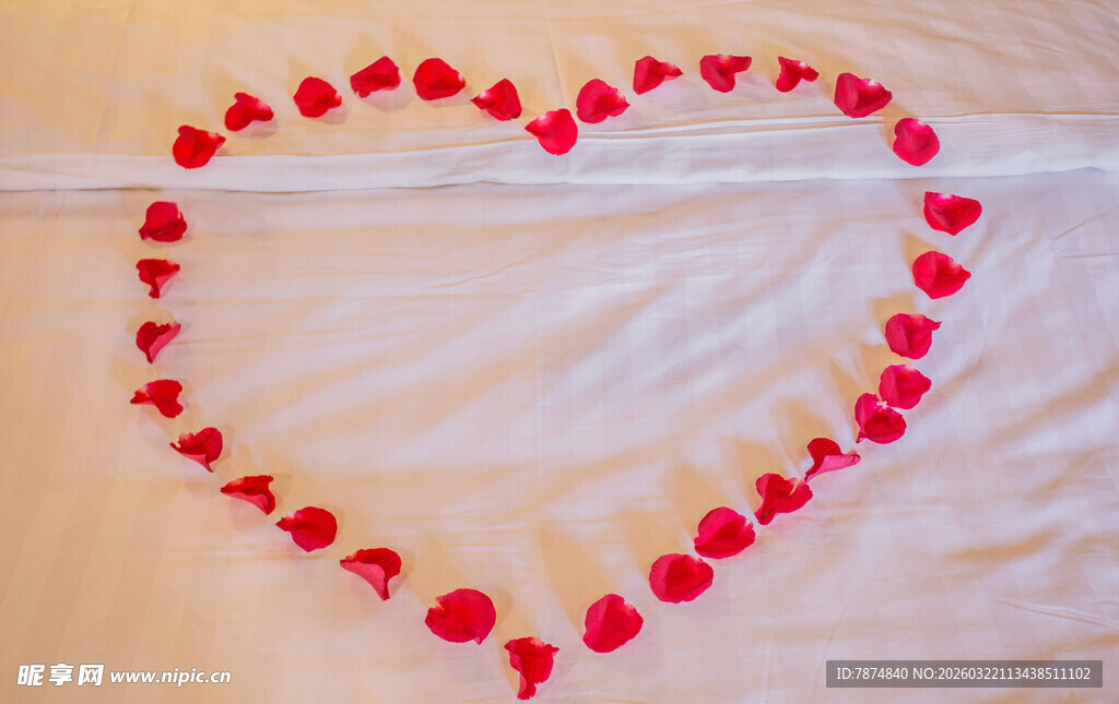 心形玫瑰花瓣浪漫布置