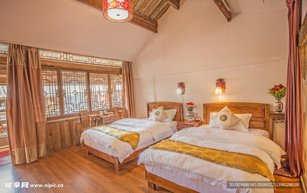 温馨双床民宿客房空间