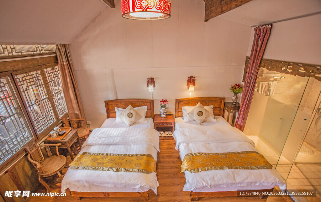 温馨舒适的双人木质卧室