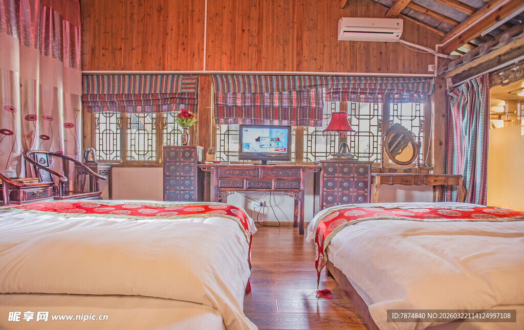 温馨木质风格双床民宿房间