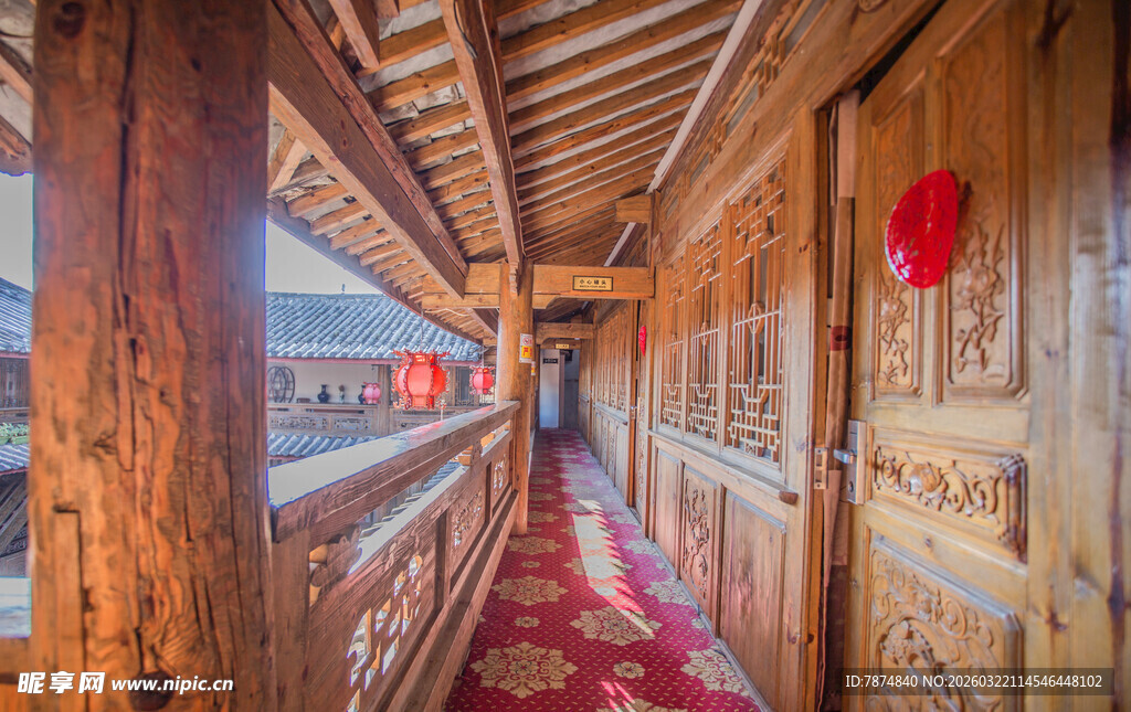 木质走廊尽显古朴韵味